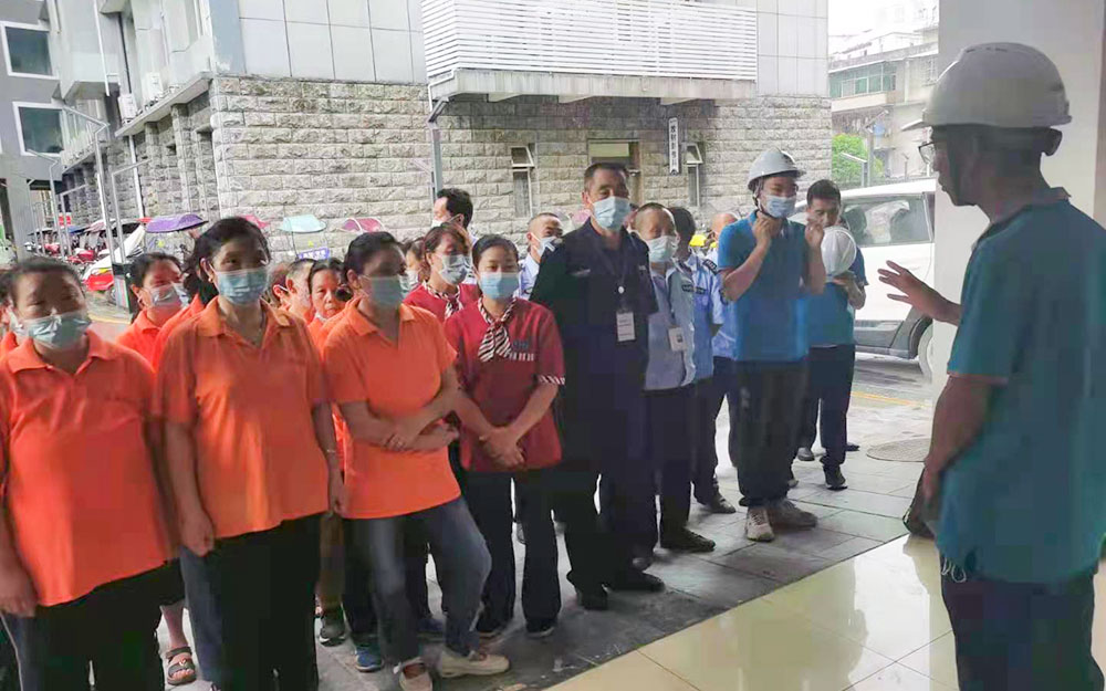 参演及观摩人员到齐后，由咸丰中医医院总指挥集合整队