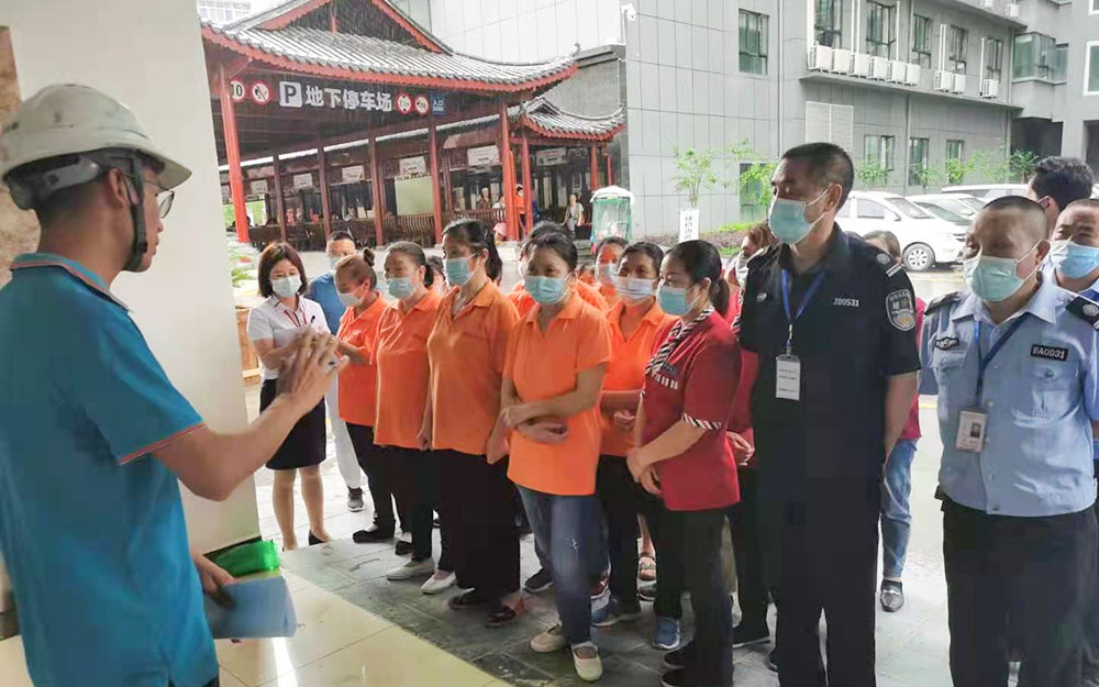 参演及观摩人员到齐后，由咸丰中医医院总指挥集合整队