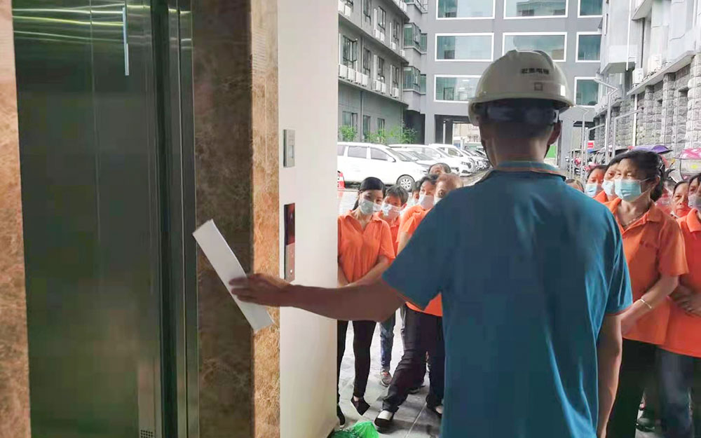 维保公司接到报修电话后，立即组织相关救援人员携带相应维修工具赶往现场