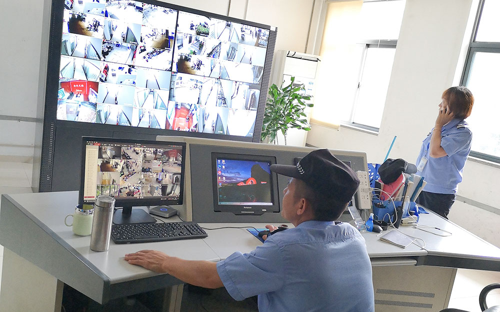 安保组接到被困人员求救电话