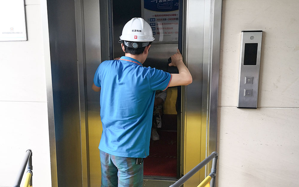 排查电梯故障实施救援