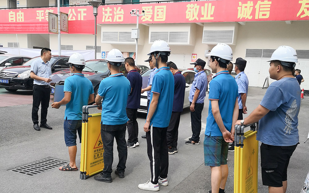参演及观摩人员到齐后，由恩施移动公司负责人刘启辉集合整队